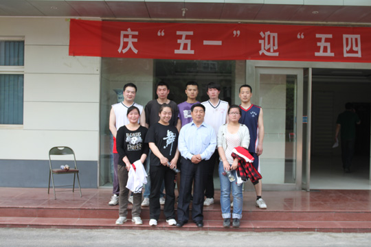 乐动(中国)党委书记张会民和新乡办公区冠军队合影