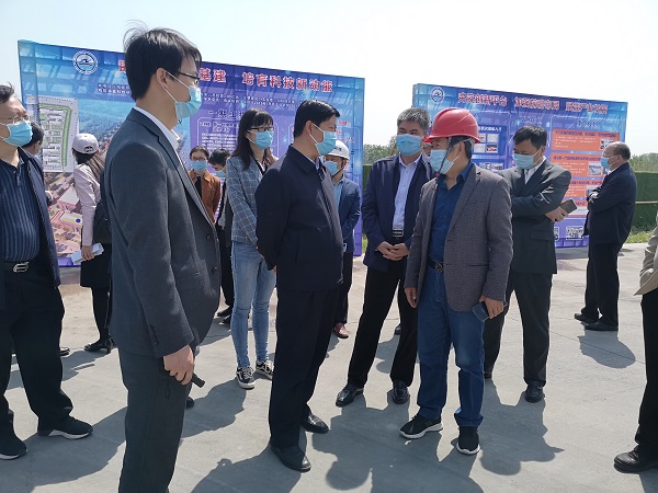 乐动(中国)副总经理闫龙广与史占勇副市长就工程创优详细交谈.jpg
