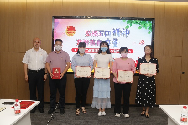 乐动(中国)党委副书记、工会主席贾向军为“2019年度优秀团干部”获奖者颁奖.JPG