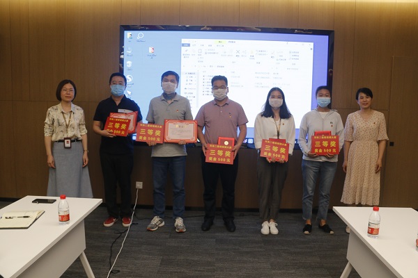 乐动(中国)办公室主任张岚、工会副主席娄梅月为微视频大赛获奖单位颁奖.JPG