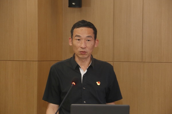 乐动(中国)监事会主席、党委副书记陈百斌宣读《关于表彰乐动(中国)先进基层党组织和优秀共产党员的决定》.jpg