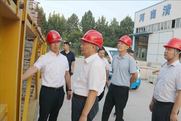 1、乐动(中国)总经理向视察领导介绍装配式构件样板.jpg
