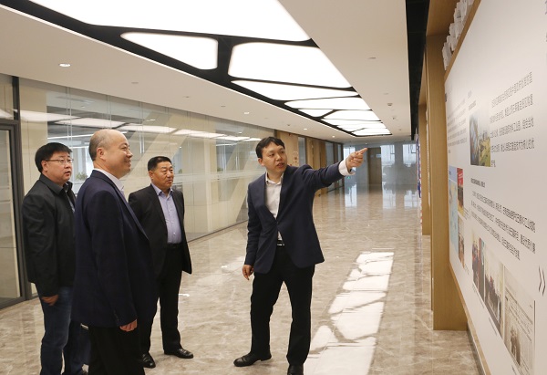 1、参观乐动(中国)总部文化走廊.jpg