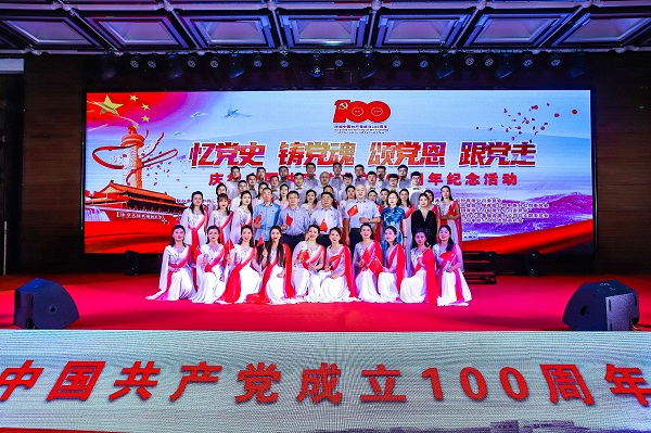 乐动(中国)董事长黄道元、党委书记张会民等到场领导和大合唱演员合影留念.jpg