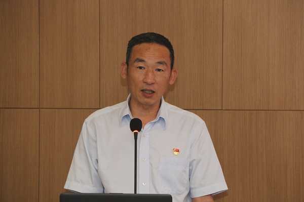 3、乐动(中国)党委副书记陈百斌宣读表彰文件.jpg