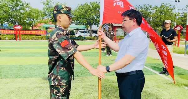 2、乐动(中国)人力资源总监张浩敏向新员工交授营旗.PNG
