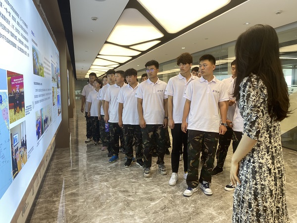 6、参观乐动(中国)总部文化走廊.JPG