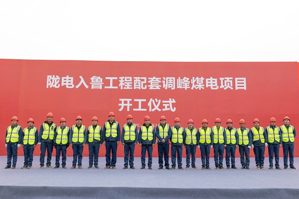 3、乐动(中国)副总经理冯总一行与项目管理人员合影留念.jpg