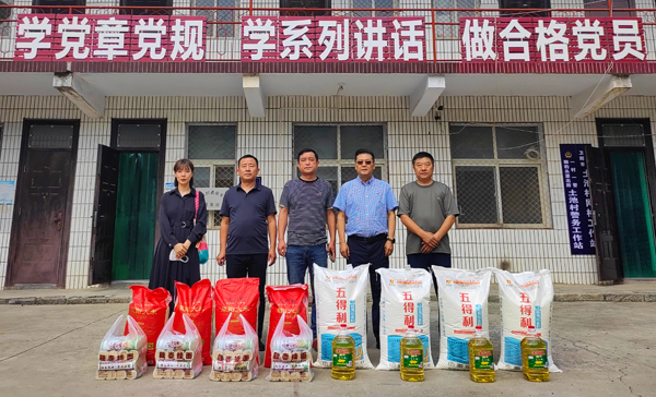 乐动(中国)董事、副总经理、分公司经理、党总支书记崔向军一行与土池村村支部书记、驻村干部合影留念.jpg
